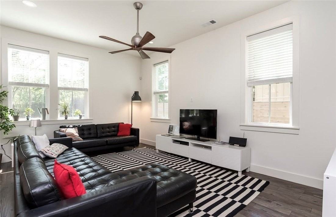 306 Nw H St - Photo 4 of 13