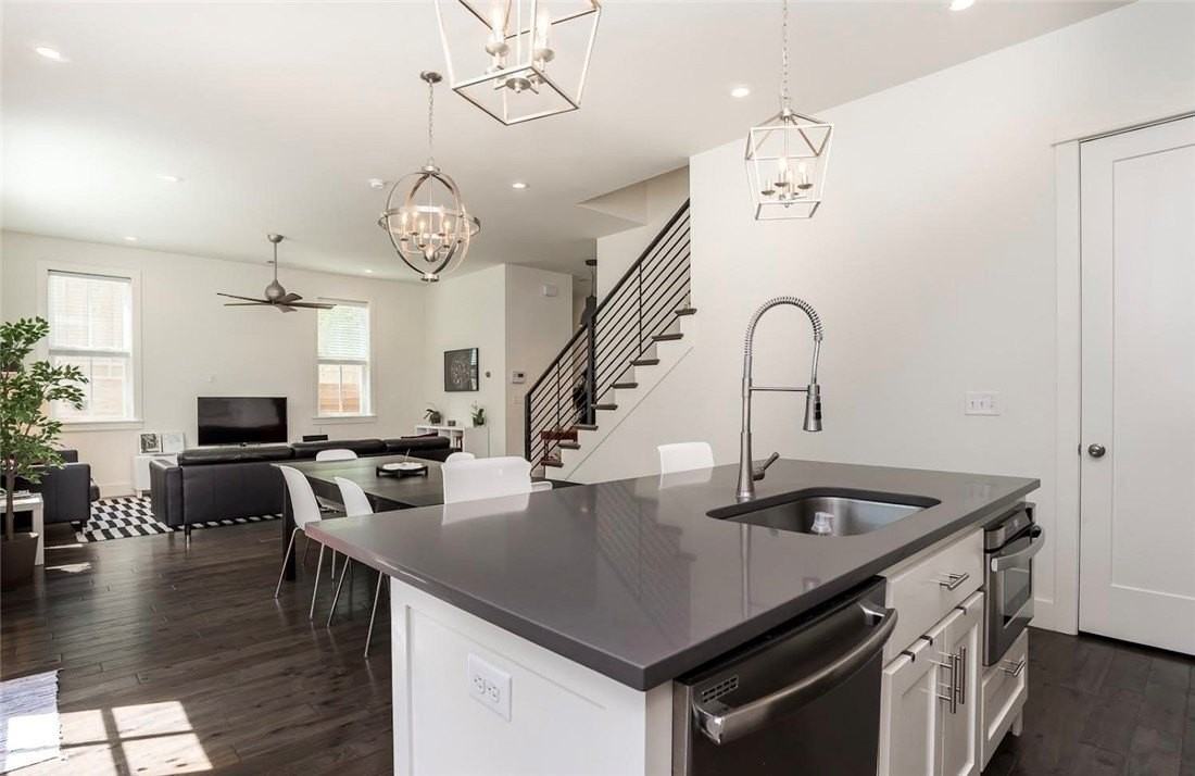 306 Nw H St - Photo 5 of 13