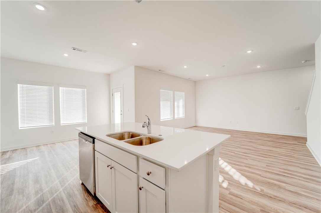 139 S Maroon Ave - Photo 6 of 18