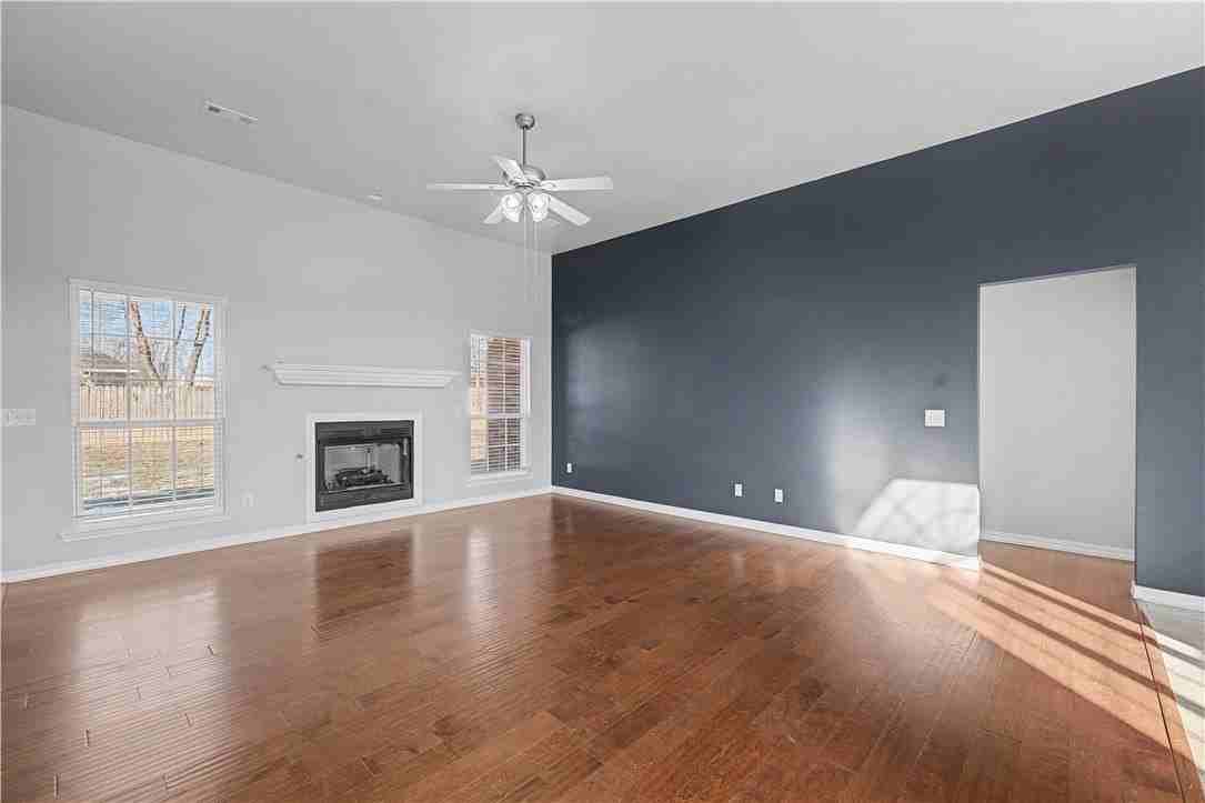 585 Lynn Dr - Photo 4 of 19