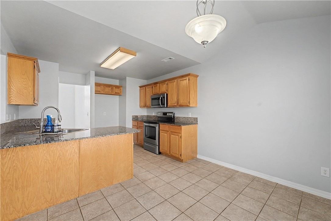 585 Lynn Dr - Photo 6 of 19