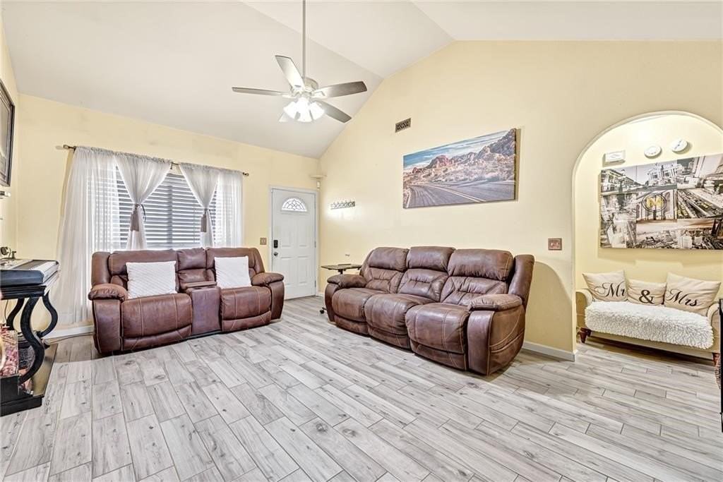 122 S Bailey St - Photo 3 of 21