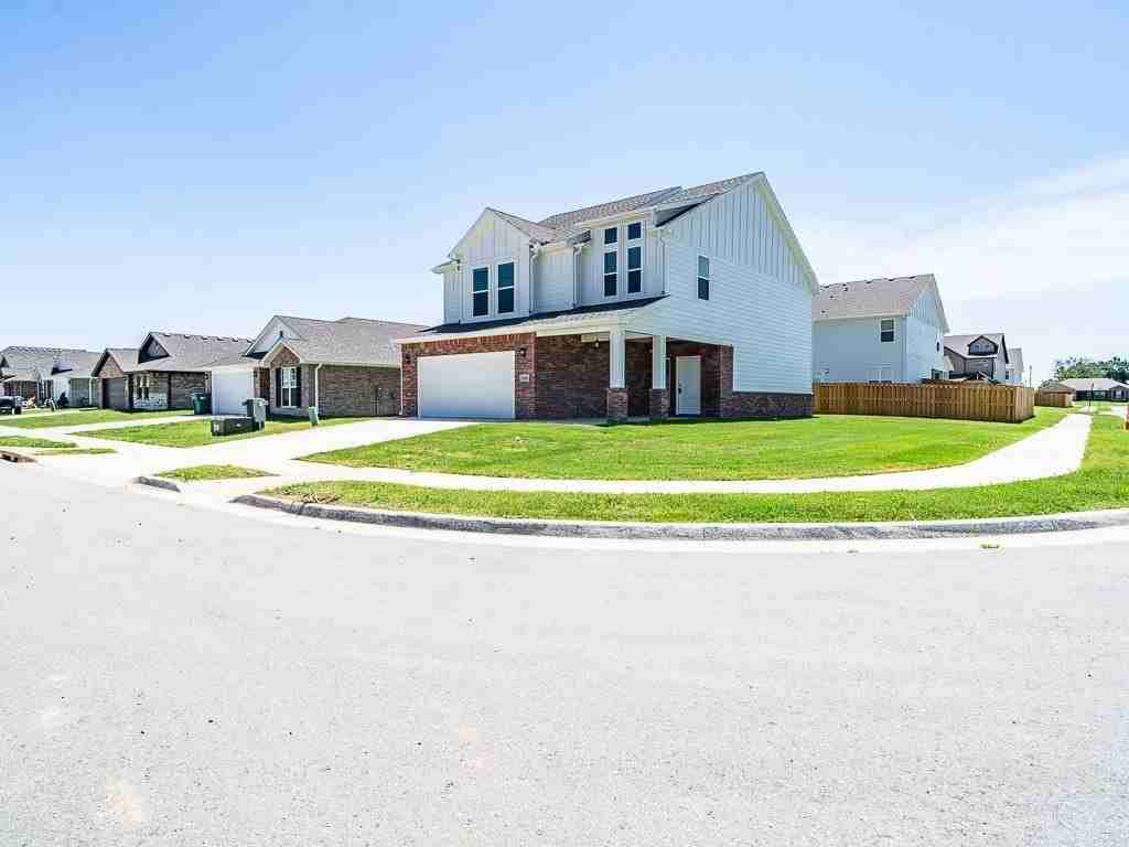2161 Wildflower Dr - Photo 2 of 39