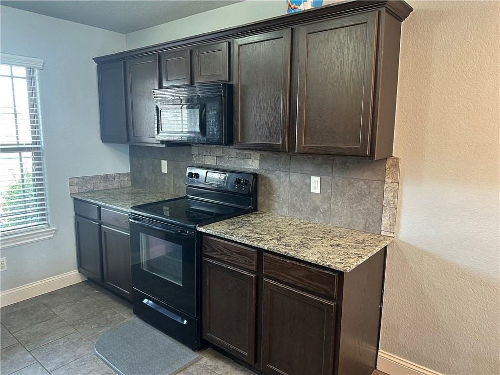3903 Sw Capstone Ave - Photo 4 of 14