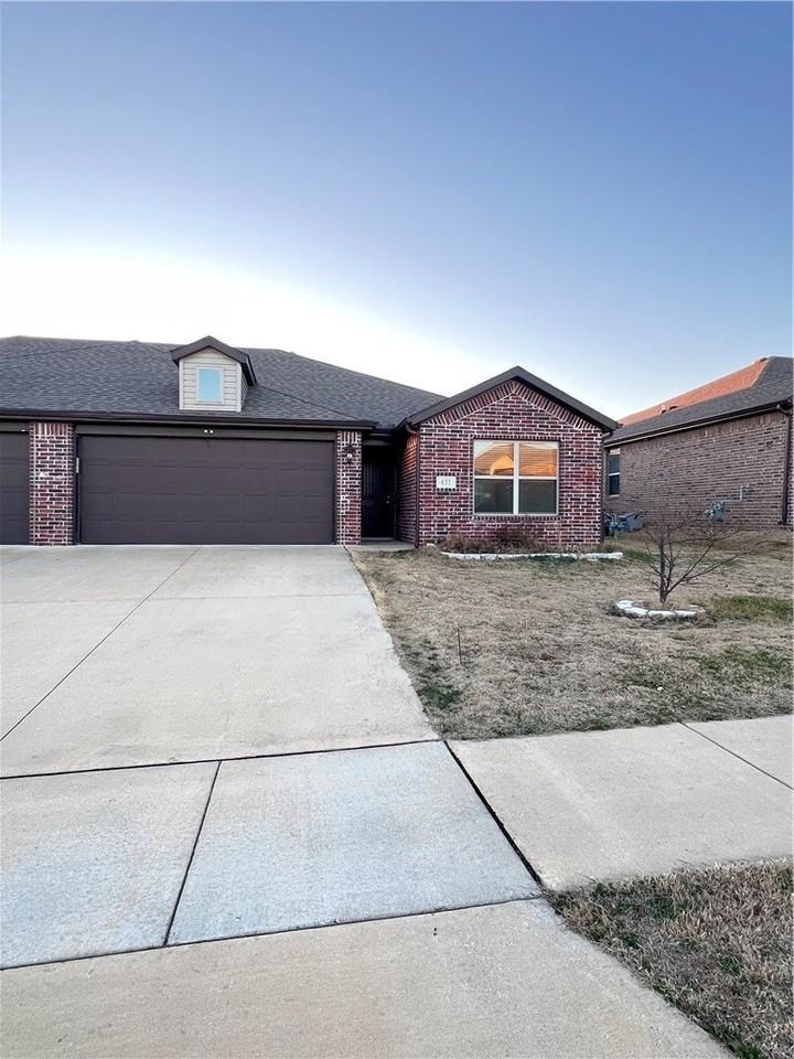 431 Red Robin St - Photo 2 of 23