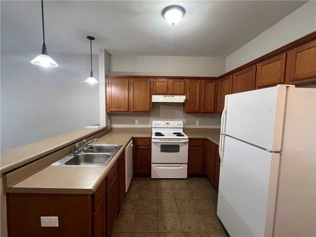 3014 Se J St Apt 20 #20 - Photo 4 of 17