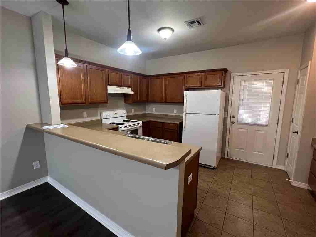 3014 Se J St Apt 20 #20 - Photo 5 of 17