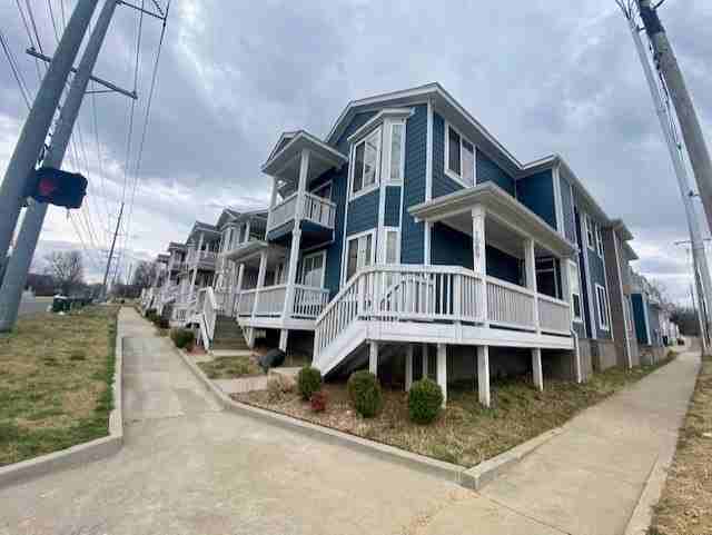 1047 N Leverett Ave - Photo 2 of 23