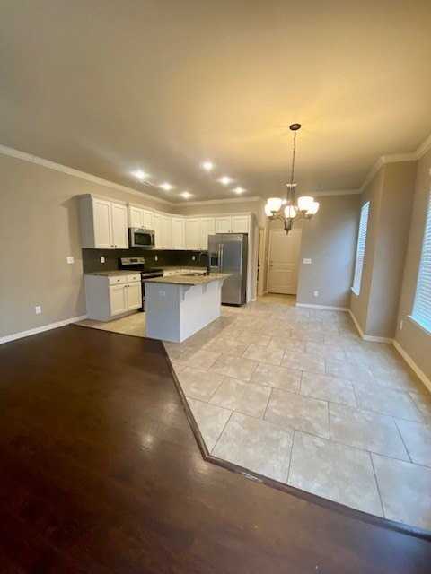1047 N Leverett Ave - Photo 5 of 23