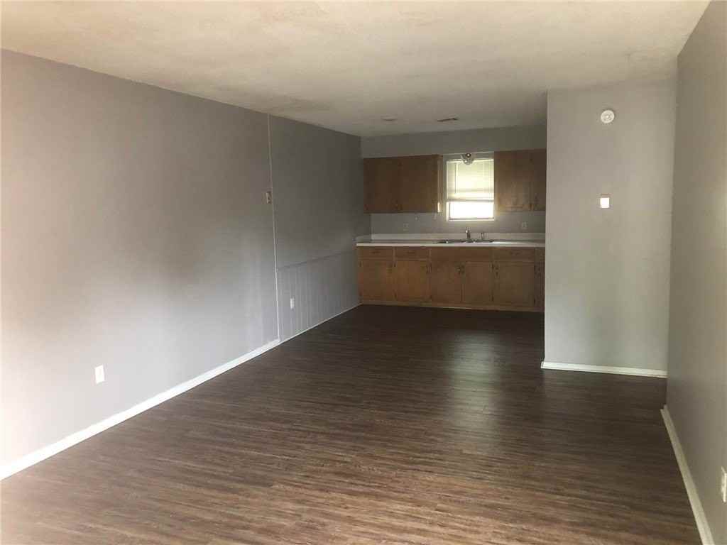 302 E Benton St - Photo 2 of 6