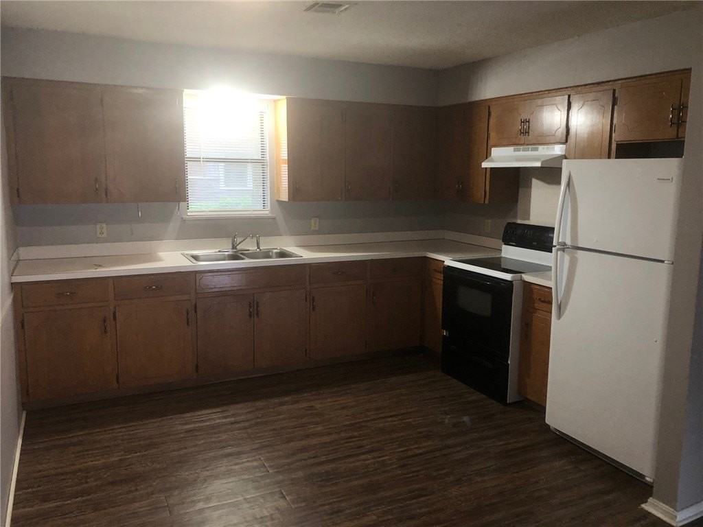 302 E Benton St - Photo 3 of 6