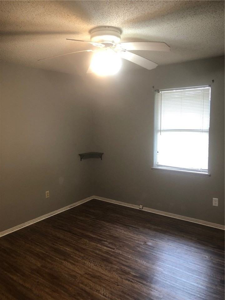 302 E Benton St - Photo 4 of 6