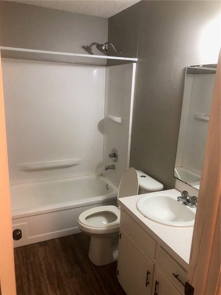 302 E Benton St - Photo 5 of 6