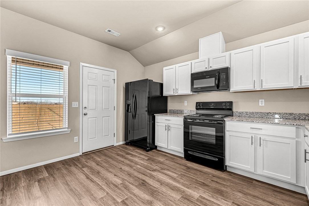 990 S Morningside Dr - Photo 4 of 26