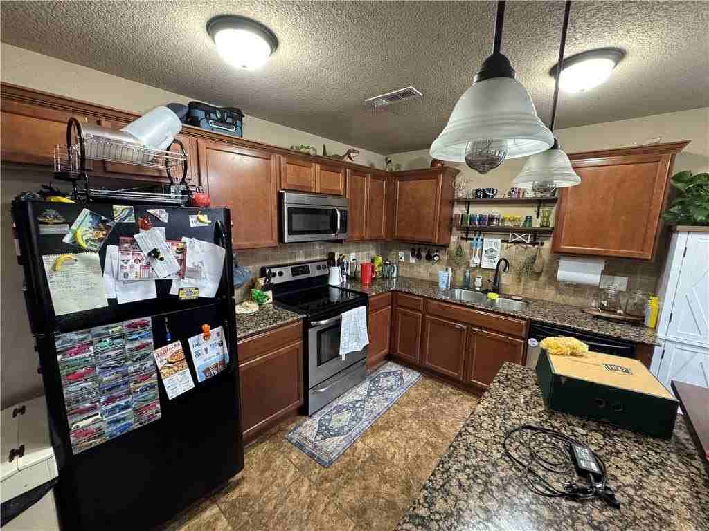 1008 Kensington Dr - Photo 3 of 12