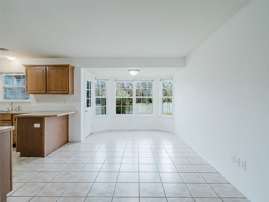 2110 Se Atherton Cir - Photo 4 of 22