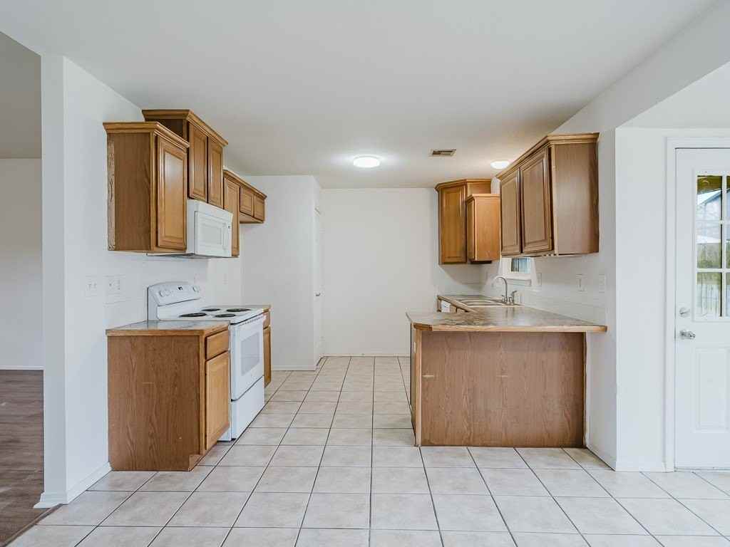 2110 Se Atherton Cir - Photo 5 of 22