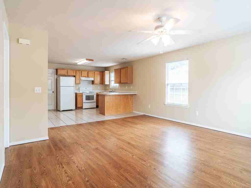 1102 Nw Lincoln Ct Apt 2 #2 - Photo 4 of 16
