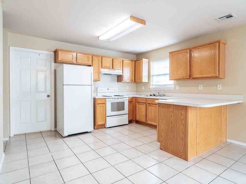 1102 Nw Lincoln Ct Apt 2 #2 - Photo 6 of 16