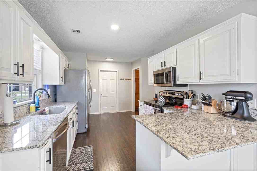 9 Jordan Ln - Photo 7 of 20