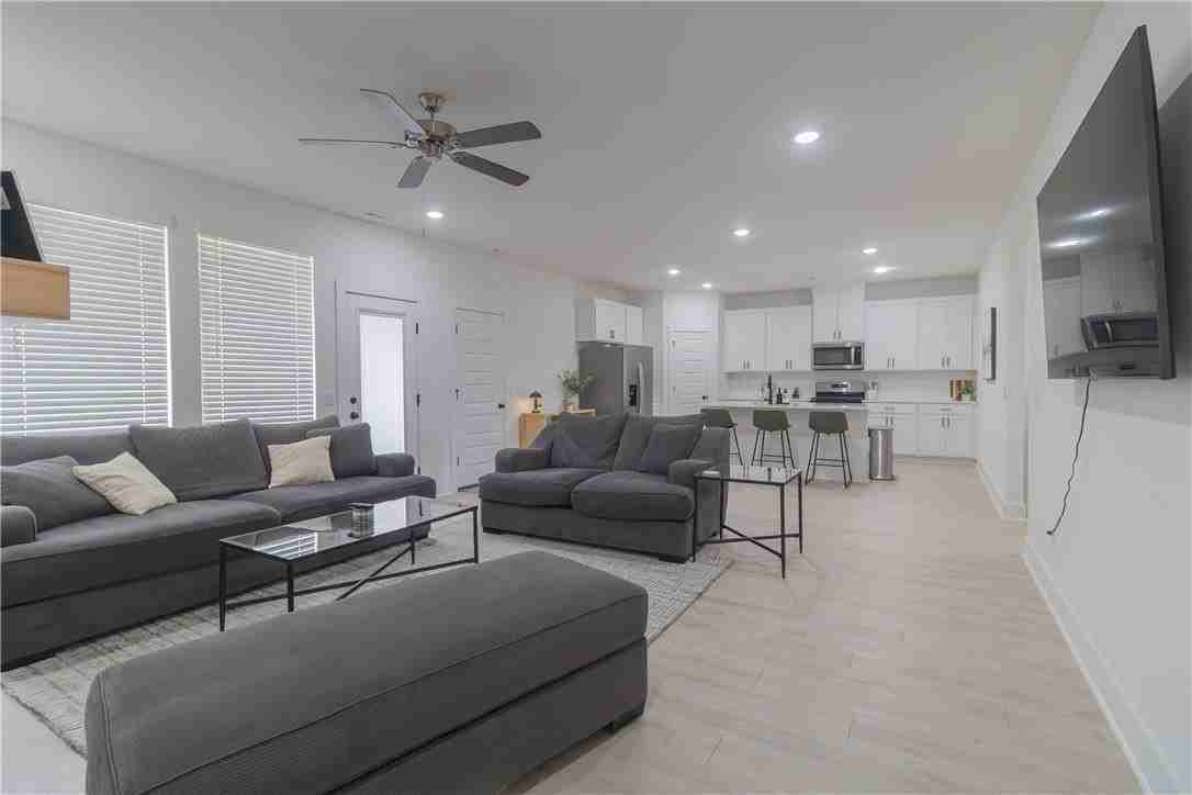 112 S Broyles Ave - Photo 4 of 23