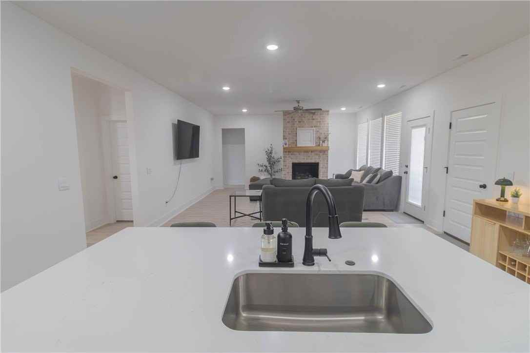 112 S Broyles Ave - Photo 6 of 23