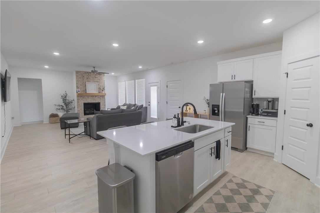 112 S Broyles Ave - Photo 7 of 23