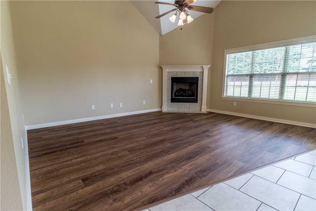 1502 Ne Dysart Woods Ln - Photo 2 of 20