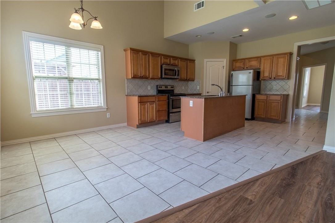 1502 Ne Dysart Woods Ln - Photo 3 of 20