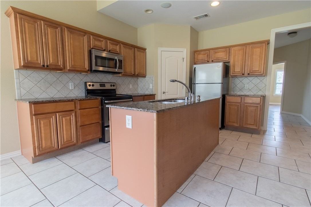 1502 Ne Dysart Woods Ln - Photo 4 of 20