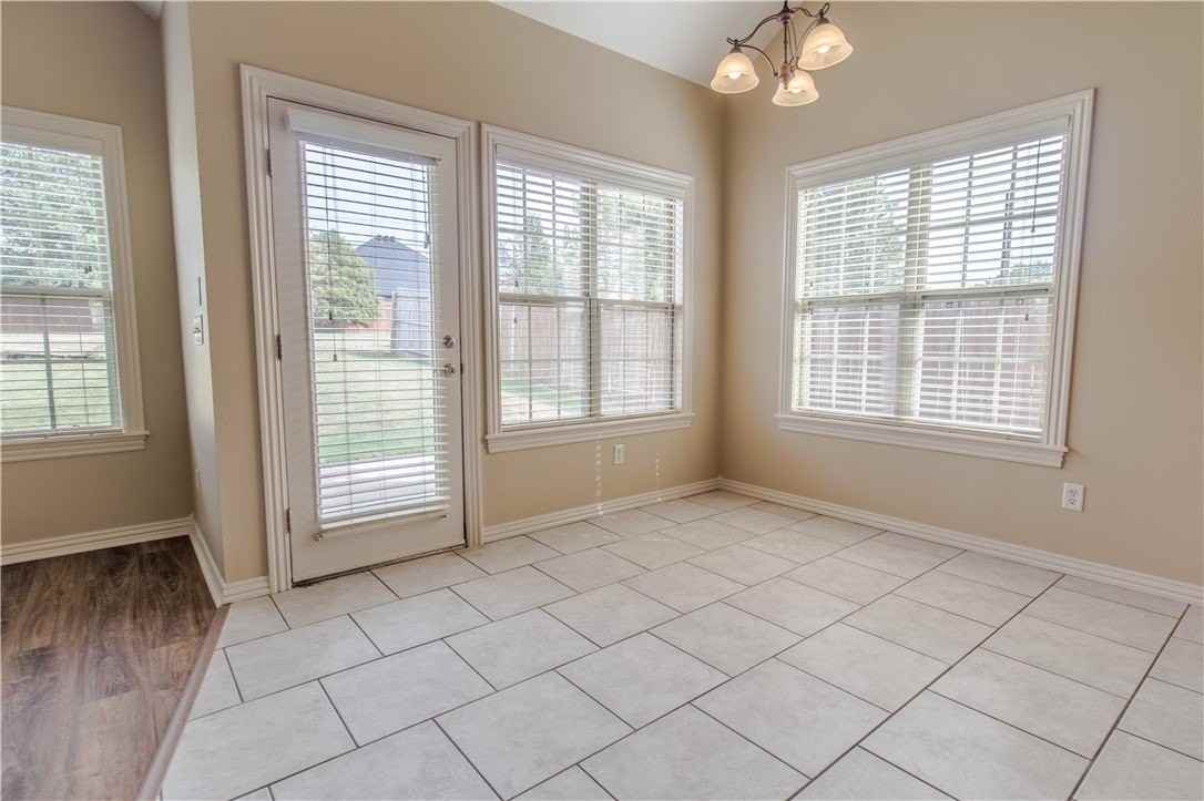 1502 Ne Dysart Woods Ln - Photo 5 of 20