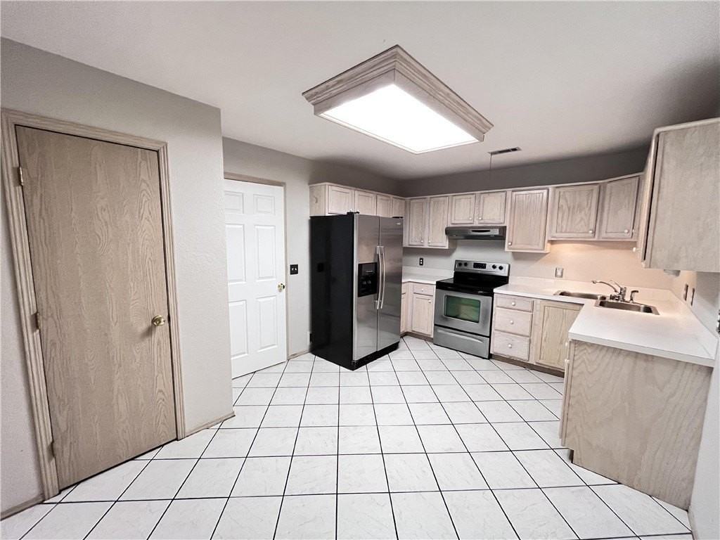 884 N Daisy Ln - Photo 4 of 12