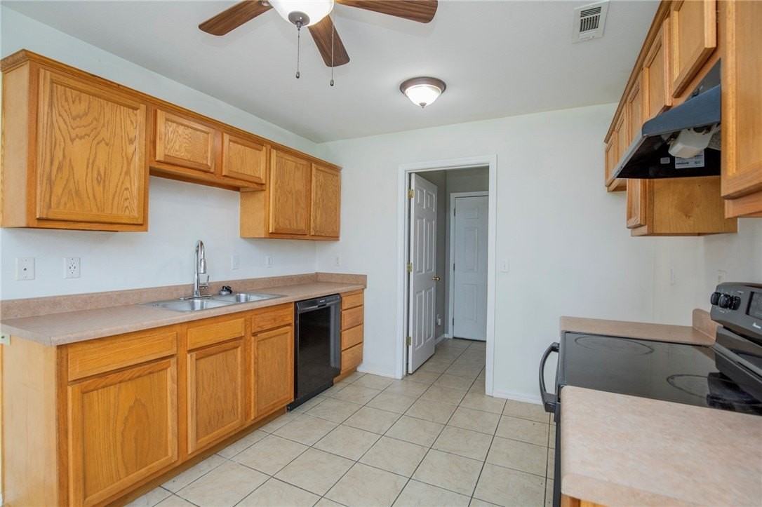 902 Sw Sandrock Rd - Photo 3 of 22