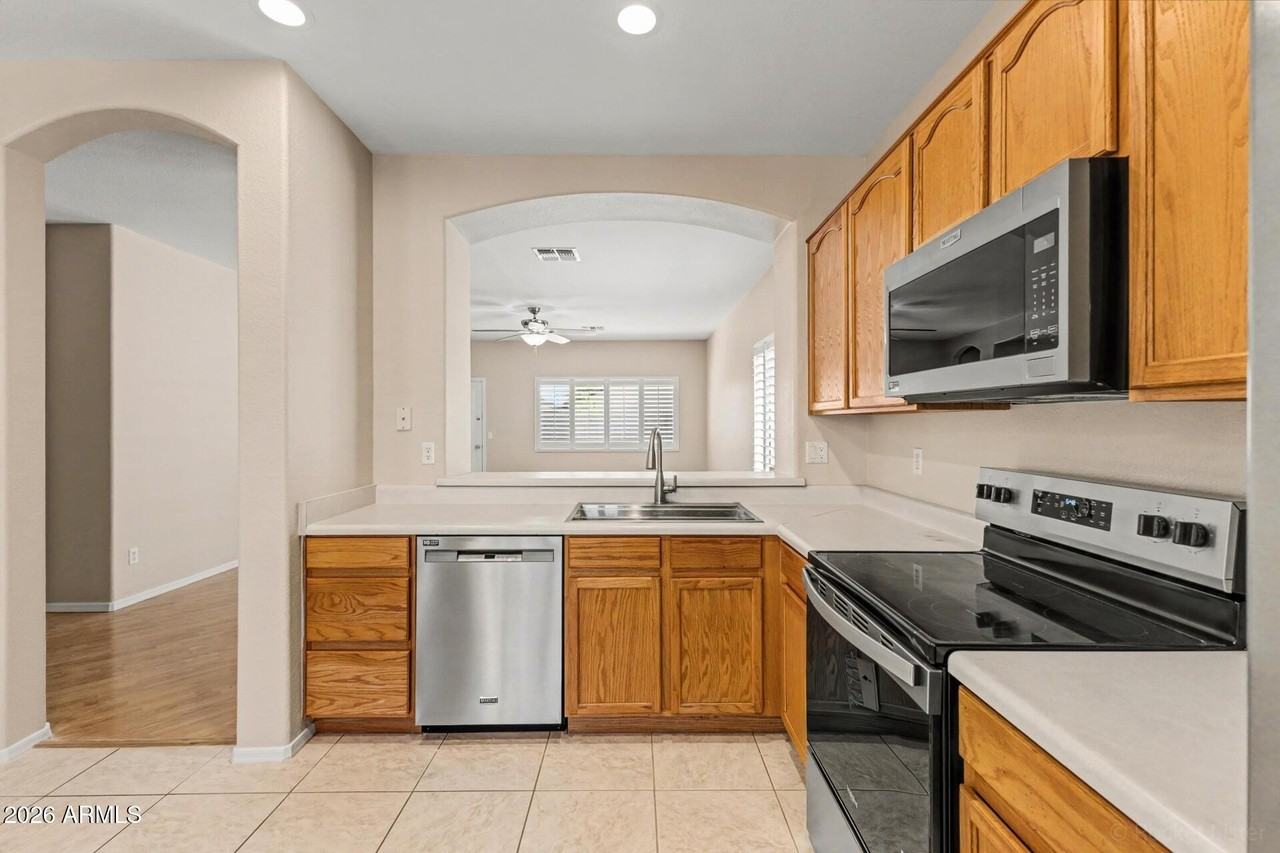 8373 W Mary Ann Dr - Photo 4 of 24