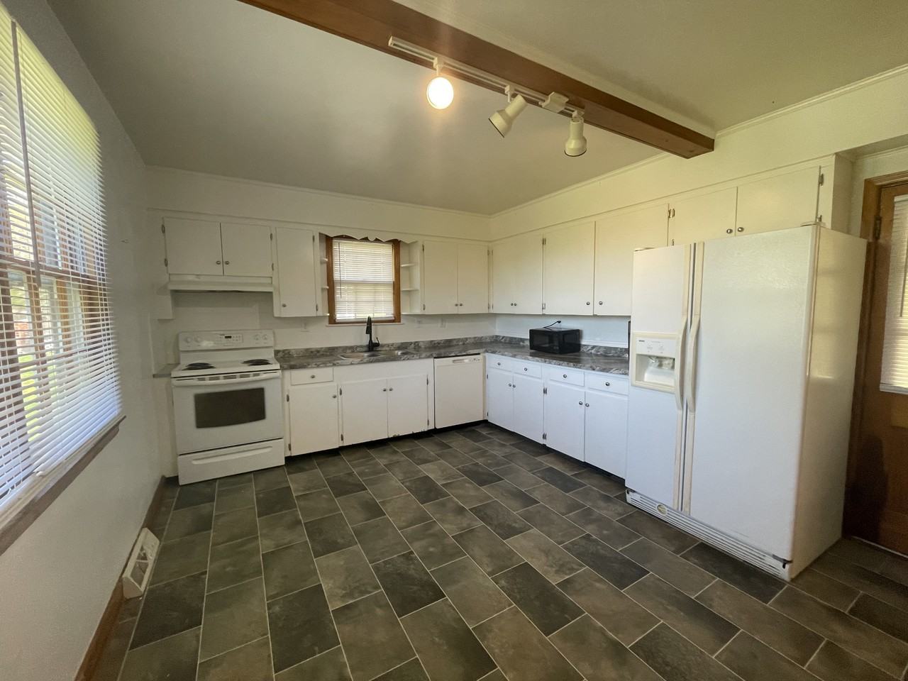 162 Oak Grove Dr #1 - Photo 3 of 10