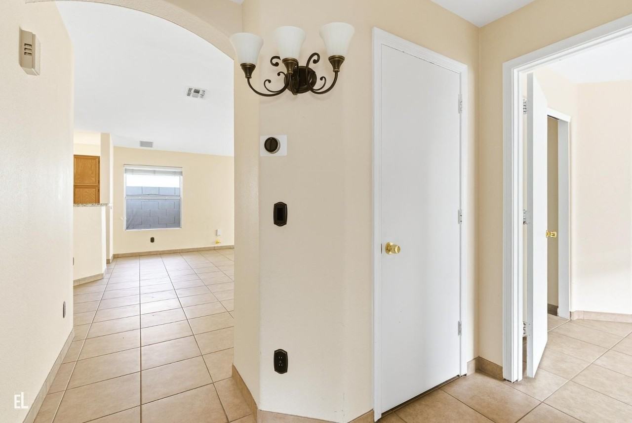 8431 W Wethersfield Rd - Photo 6 of 28