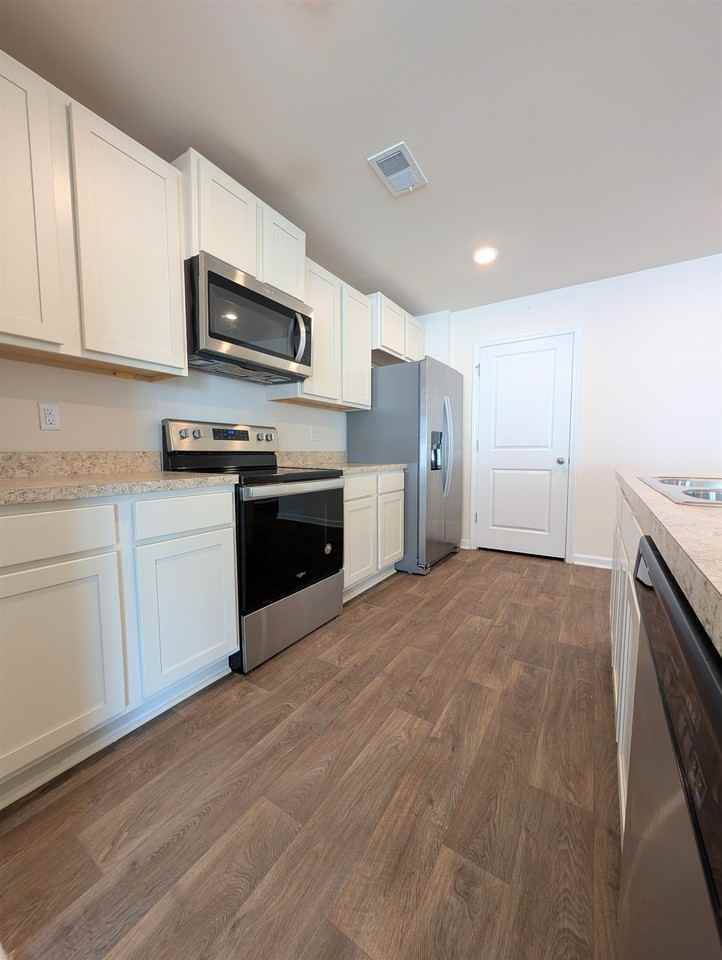 869 Twickenham Loop - Photo 3 of 32