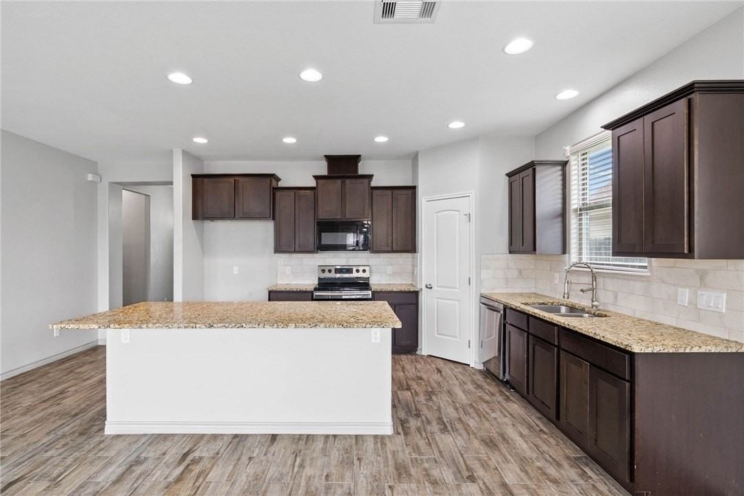 3406 Angelina St - Photo 4 of 15