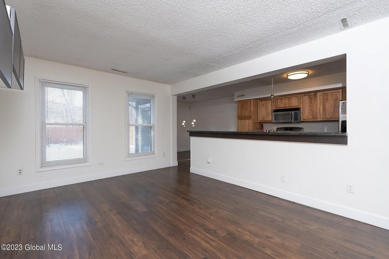 416 Greenhill Ct - Photo 4 of 18