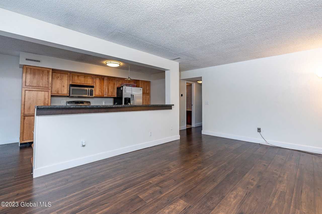 416 Greenhill Ct - Photo 5 of 18