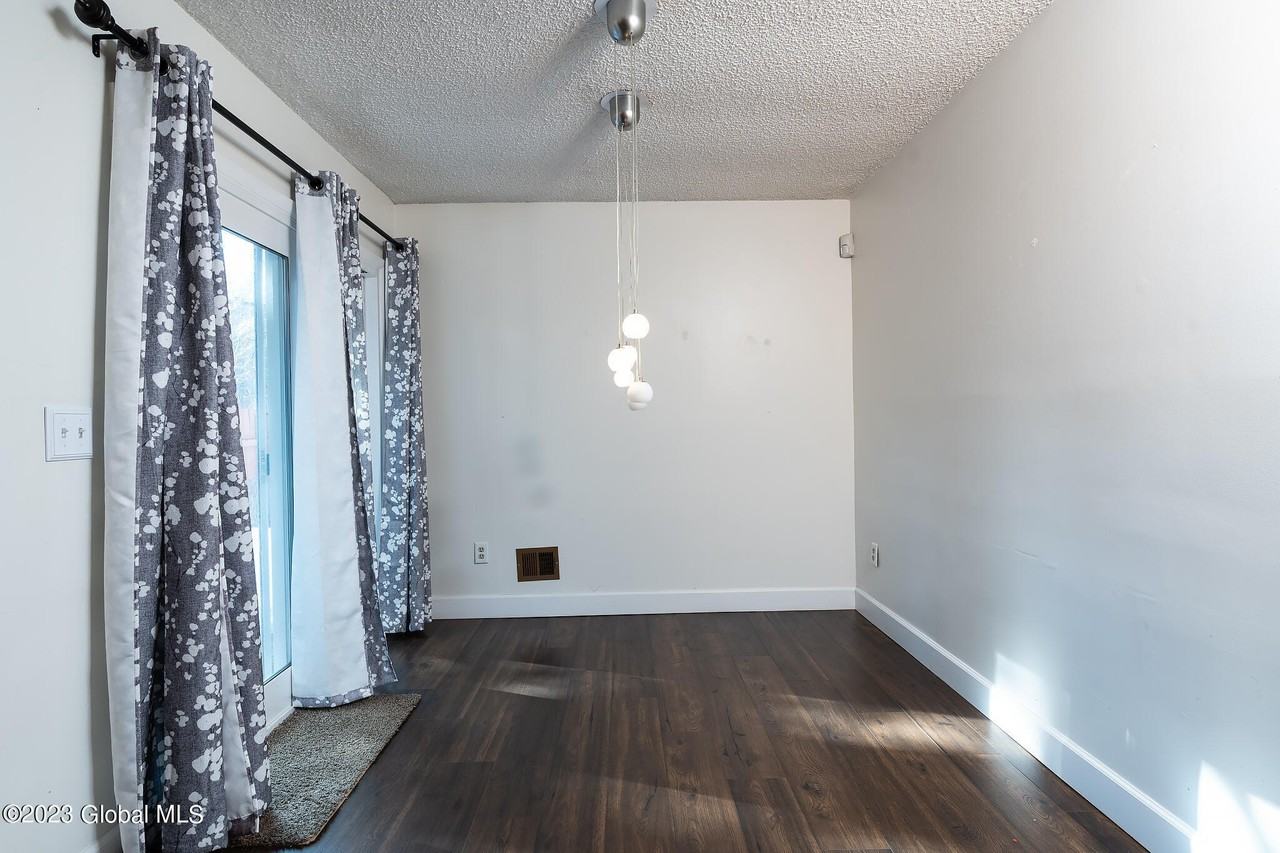 416 Greenhill Ct - Photo 6 of 18