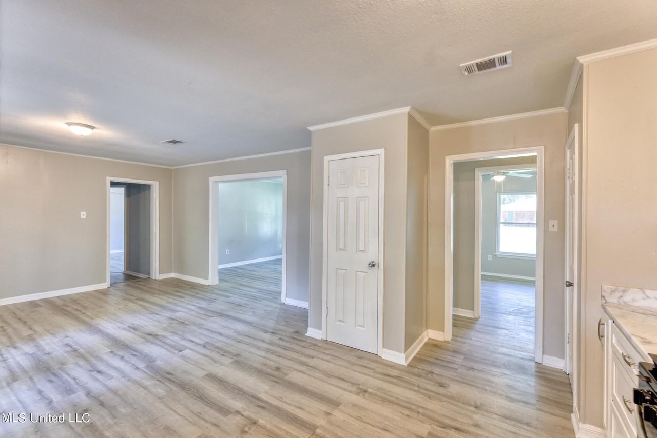 504 N Island View Ave #1 - Photo 5 of 11