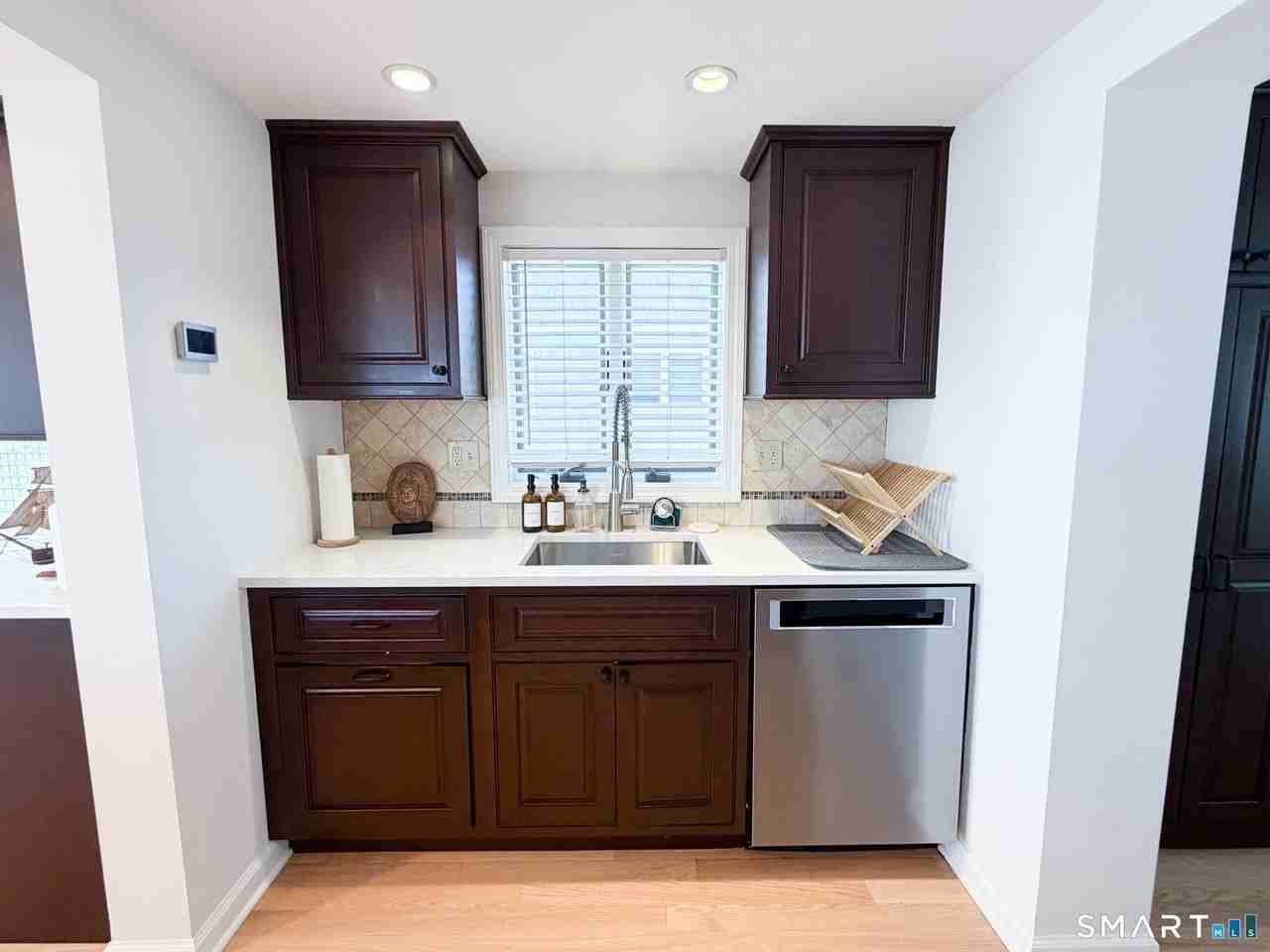 18 Field Ct - Photo 7 of 27