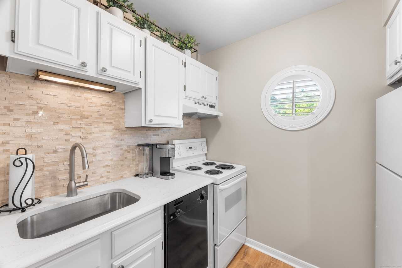 2124 Old Pond Ln Unit 2124 - Photo 4 of 30