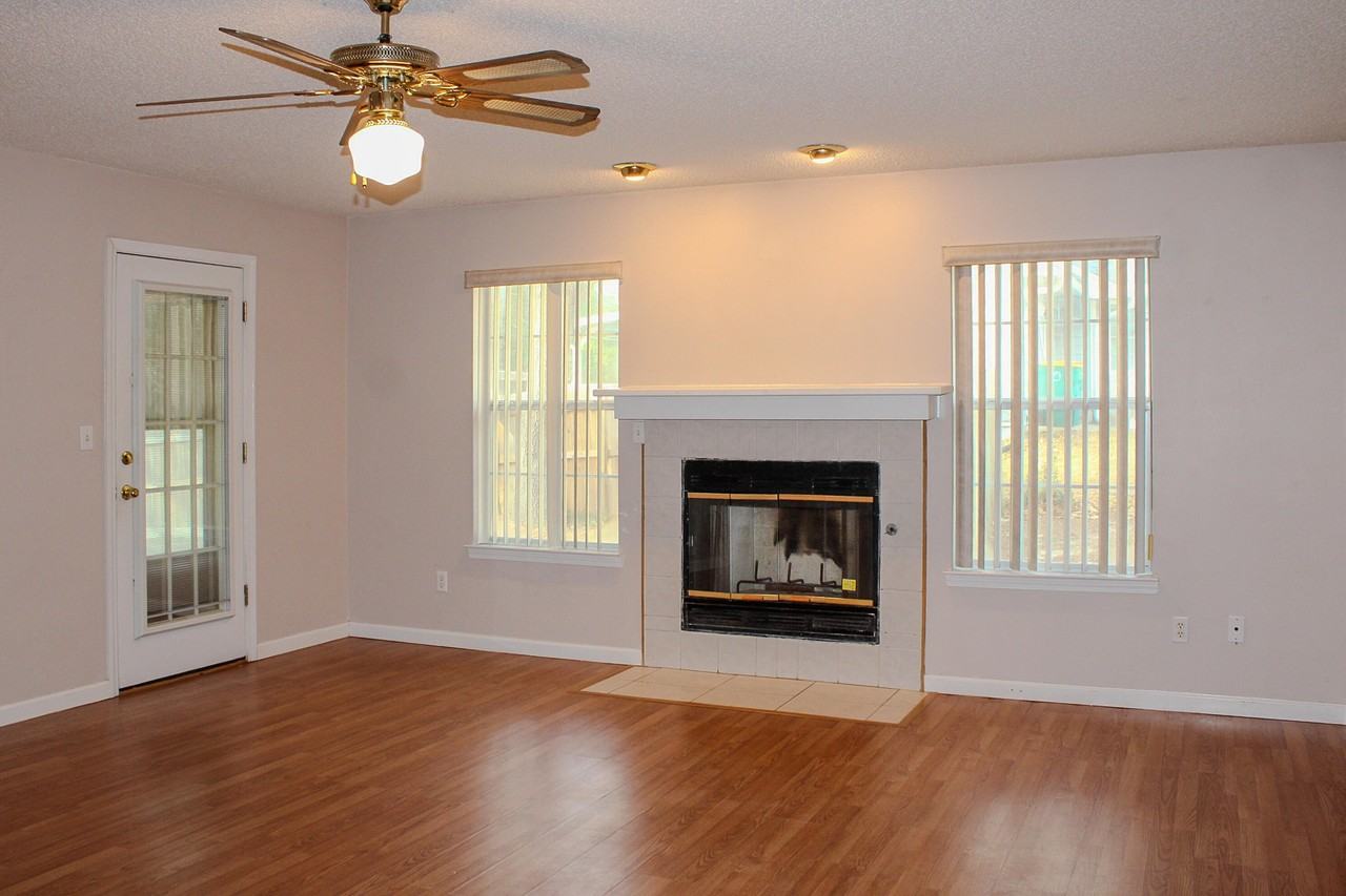 305 Ashley Dr - Photo 2 of 18