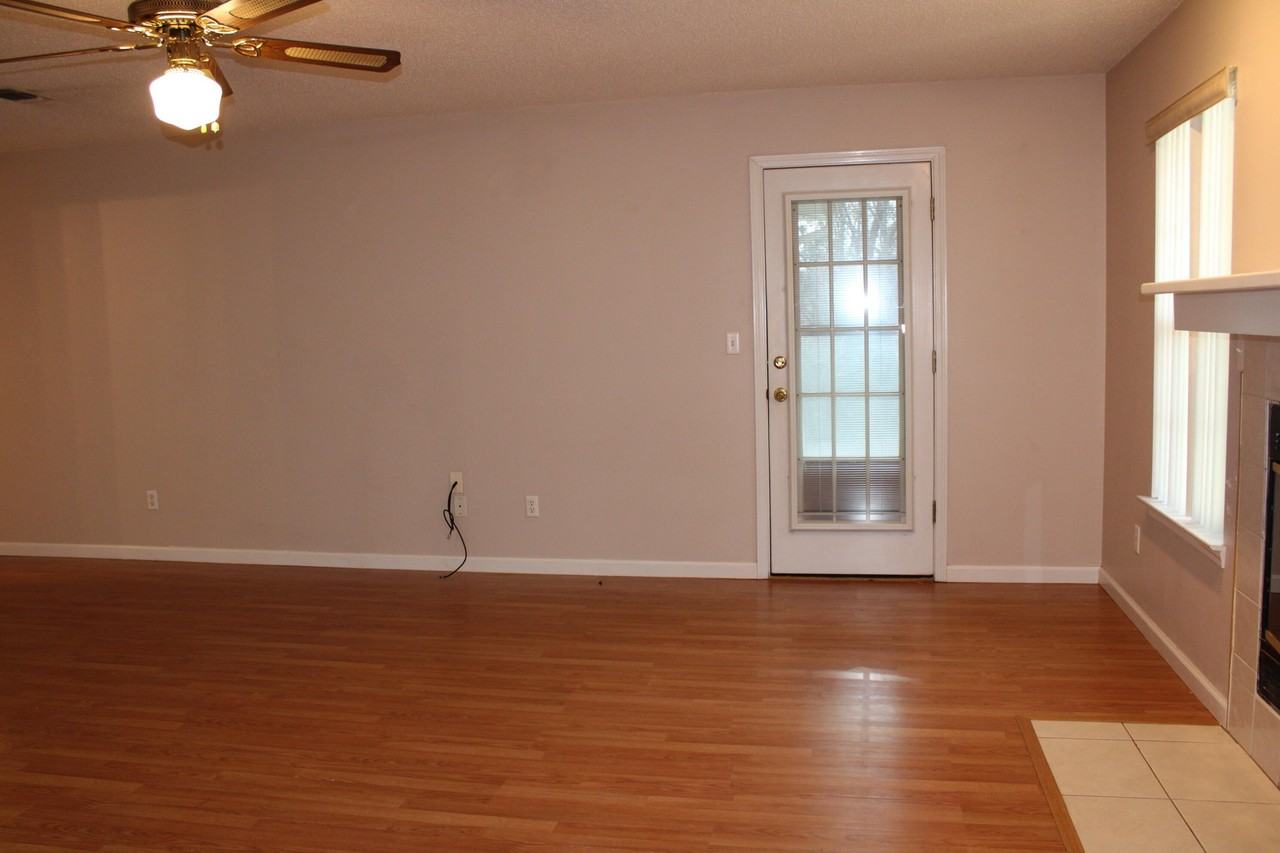 305 Ashley Dr - Photo 4 of 18