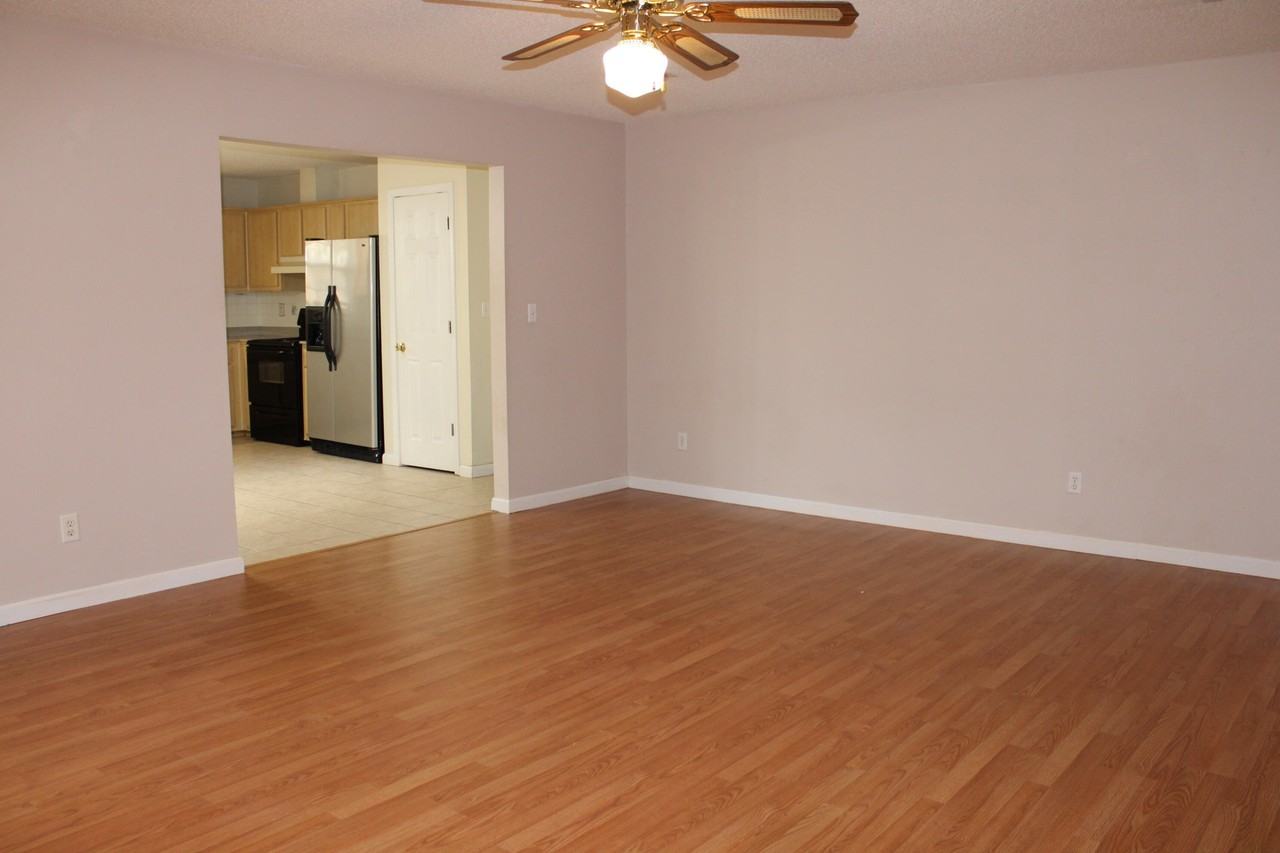 305 Ashley Dr - Photo 5 of 18