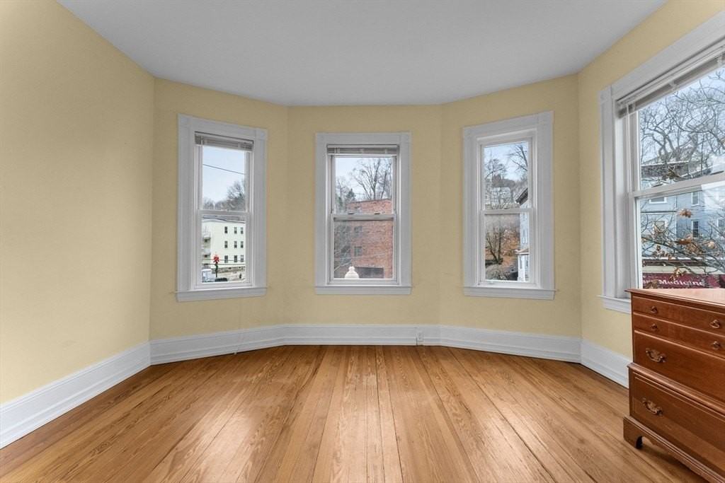 571 Washington St - Photo 3 of 13