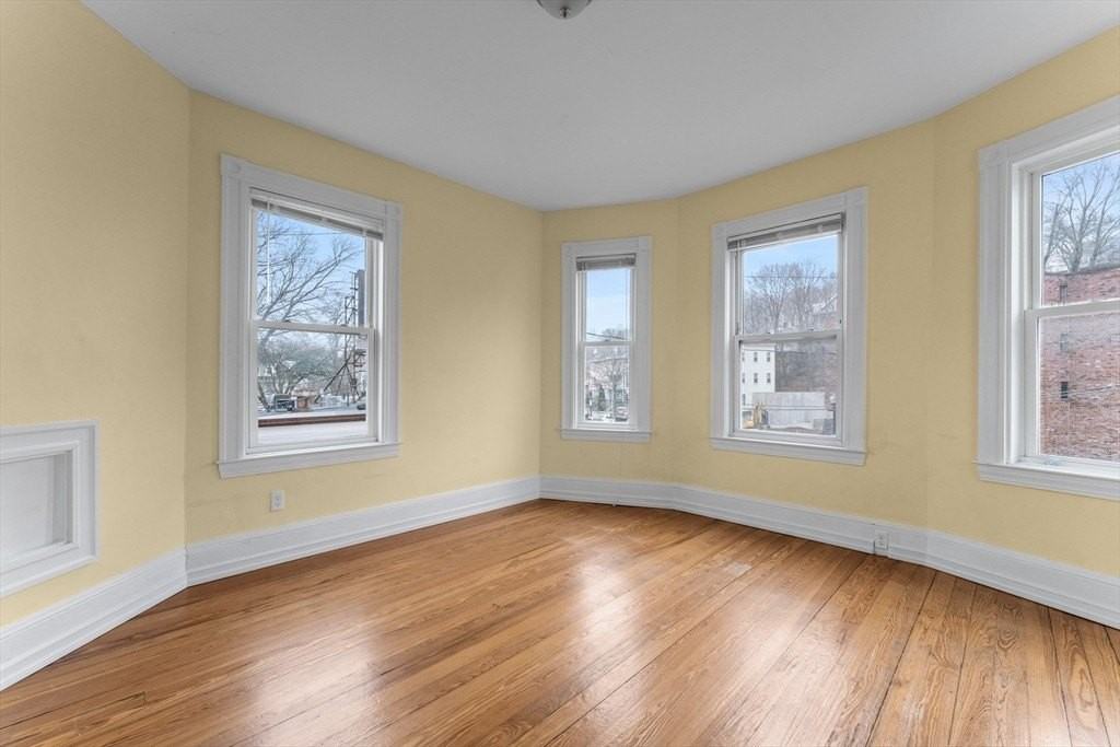 571 Washington St - Photo 4 of 13