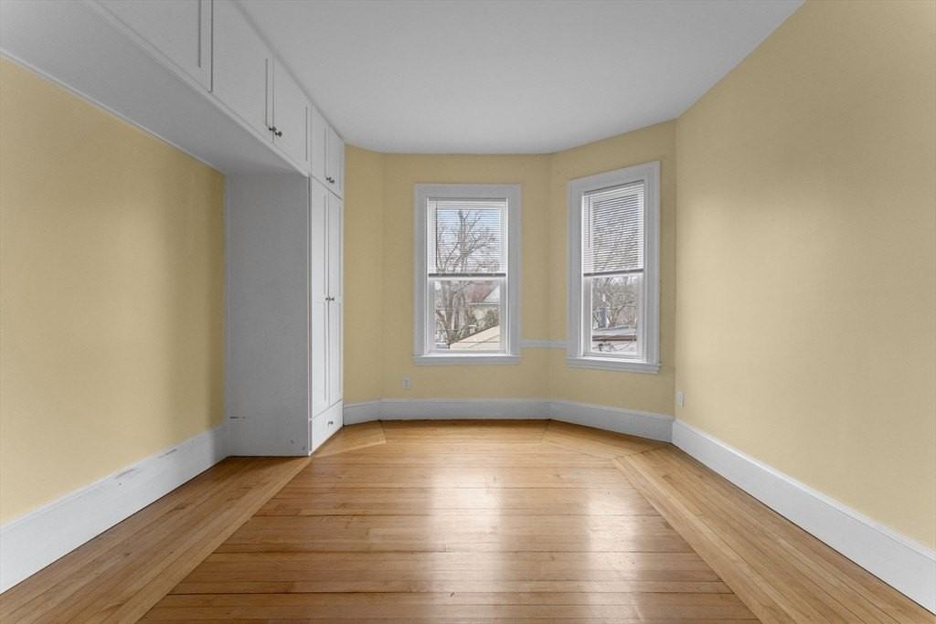 571 Washington St - Photo 5 of 13